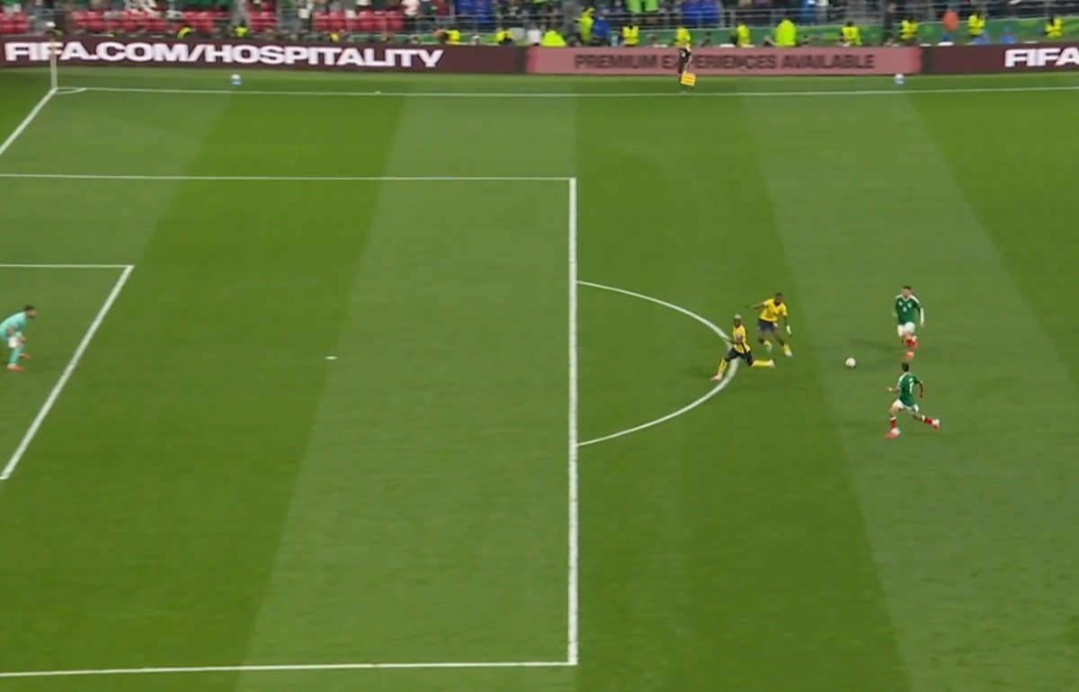 TouchlineX's tweet photo. 📸 - SANTI GIMENEZ WASTES A DANGEROUS COUNTER ATTACK FOR MEXICO WITH A HORRIBLE PASS! https://t.co/4SfjYErnQj