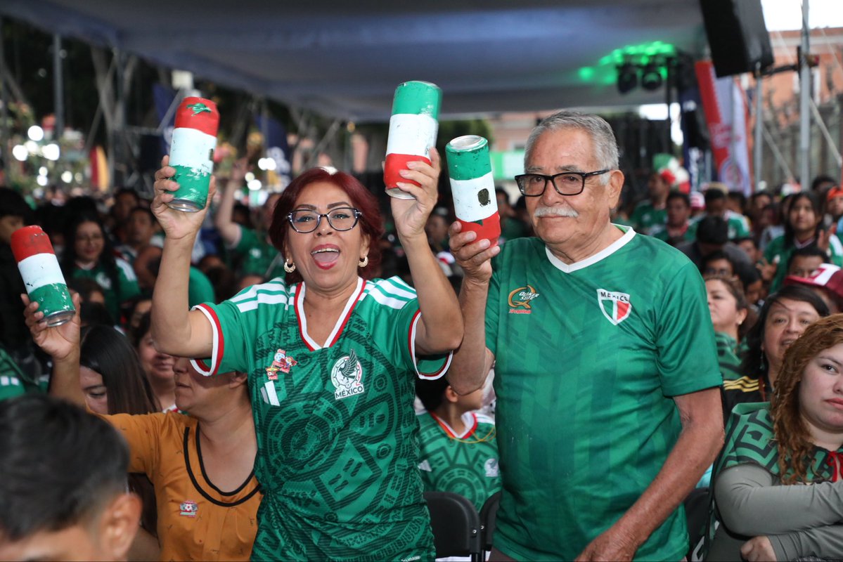 pepechedrauimx's tweet photo. ¡Así estamos viviendo el partido de #México rumbo a los octavos de final! 🇲🇽⚽️

El #Zócalo es una auténtica fiesta; la energía, el apoyo y la emoción de #Puebla se sienten en cada festejo. 
¡Vamos @miseleccionmx! 🏆🎉 https://t.co/TCGQaQDkIt