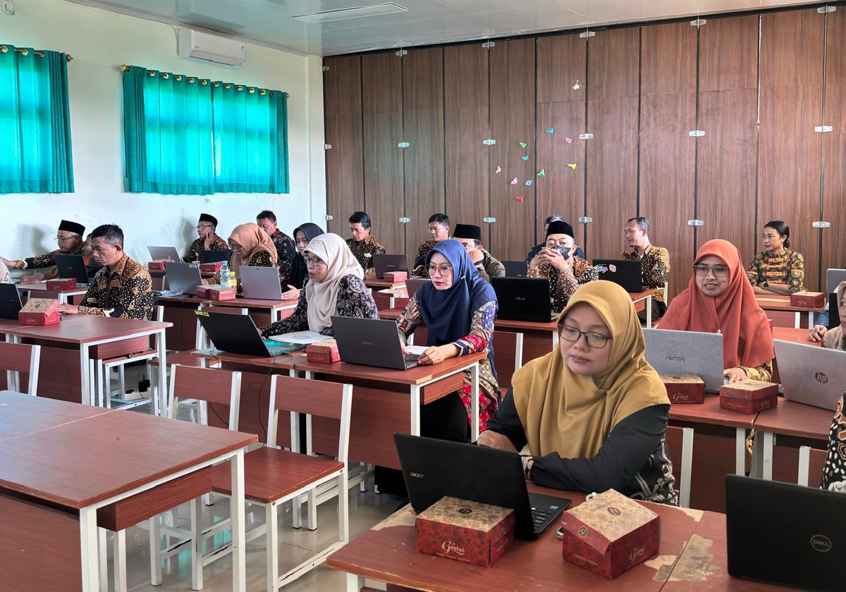 kemenaggk's tweet photo. Antusiasme PPPK Angkatan 2025 Kankemenag Gunungkidul semakin terlihat saat mengikuti hari kedua Pelatihan Teknologi Informasi (TI) yang dilaksanakan secara luring di MTsN 4 Gunungkidul, Rabu 1/7/2026.

Selengkapnya di https://t.co/mtdN7FUJEj https://t.co/ItoadGm7YO