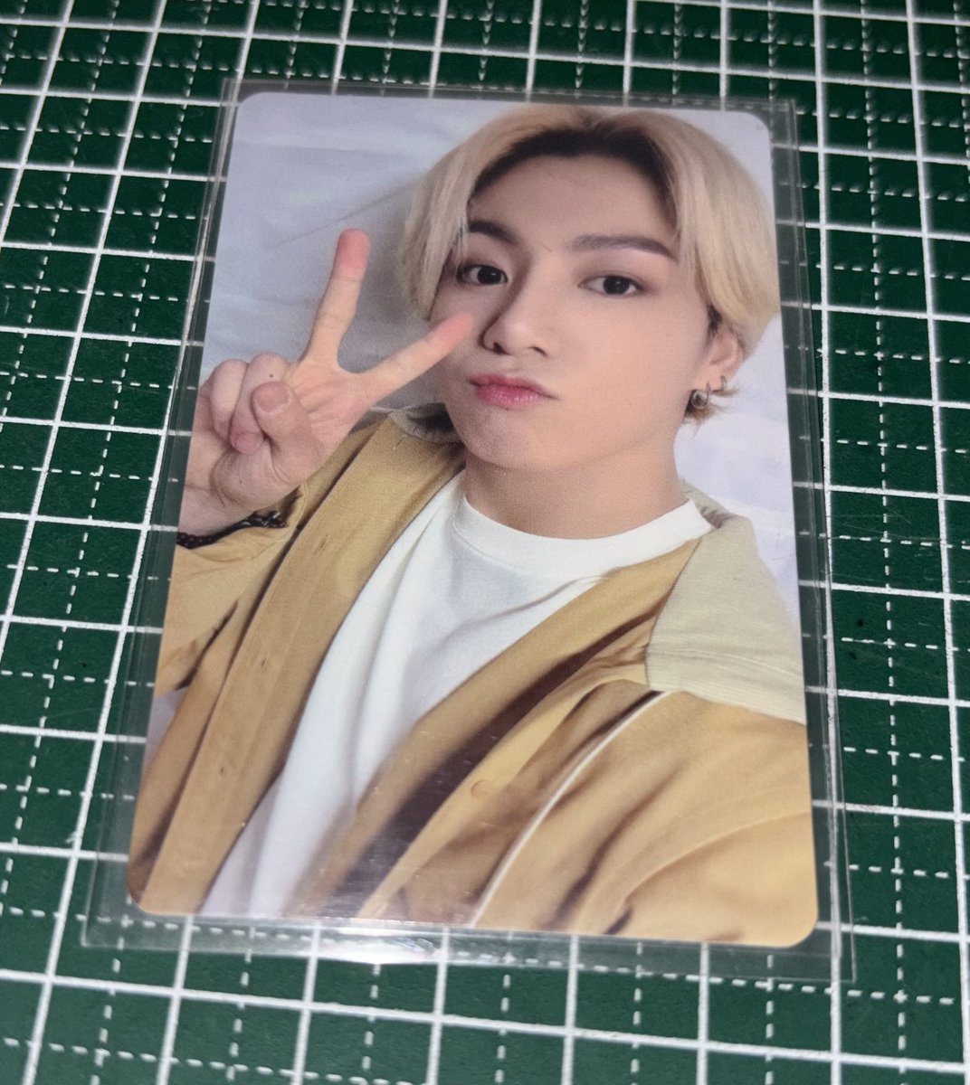 kthbns_ext's tweet photo. # wts lfb bts ph ꒰ #ynahkimsells ꒱

jungkook be essential weverse pob
— ₱450 + pf + sf

⤷ onhand — good condi.
⤷ rcbyt : https://t.co/YnqB9nFidm
⤷ reply mine / dm me to claim ! https://t.co/2NXqENHCnq
