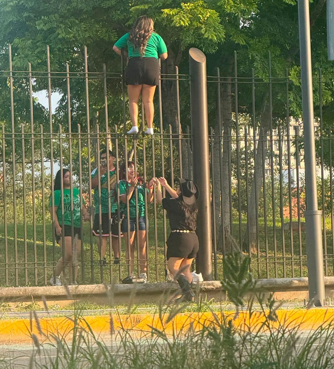 BryanD0mz's tweet photo. Mexico ganando su cuarto partido, la subtrama en el fan fest de Monterrey 
#mexico #monterrey #fanfest #fanfestmonterrey #fifaworldcup #fifafanfest #fifafanfestmonterrey #regios #fifafanfestmty #worldcup #worldcup2026 #mexico2026 https://t.co/E49X7xYNHh