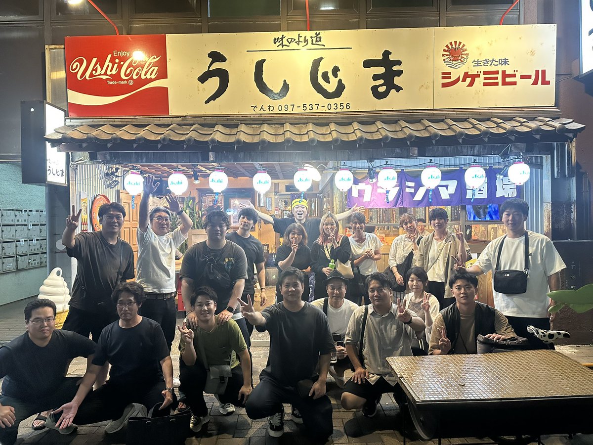 s6vgcSSL1ODoIi7's tweet photo. 【軽トラ1台から創業して、今日で11年】

2015年7月1日。

軽トラック1台で個人事業としてスタートした挑戦が、本日で丸11年を迎えました。

法人化は2017年3月。
AE物流の設立は2018年4月。

すべては、11年前の「あの一歩」から始まりました。
当時、人脈も、学歴も、資金もありませんでした。

大企業を退職し、28歳で独立。
「本当にやっていけるのか。」

そんな不安を抱えながらも、家族を守るため、とにかく前だけを向いて走り続けました。

創業当初は生活することに必死で、派遣やアルバイトを掛け持ちしながら仕事をつなぎ、どんな案件でも「お願いします」と頭を下げて回る毎日でした。

飛び込み営業では、名刺を見て笑われたり、「何の仕事をしている人？」と言われたこともあります。

それでも、見返したいという気持ちよりも、一つひとつの仕事に全力で向き合い、支えてくださる方々への感謝を胸に、ここまで走り続けてきました。

この11年間、本当に多くの挑戦をさせていただきました。

軽貨物運送から始まり、保険事業、飲食、代行運転、清掃、エンタメ、オンラインサロン、YouTubeなど、さまざまな事業に挑戦し、多くの経験を積ませていただきました。

書籍『ラストワンマイルの使命』の出版やテレビCM、大分トリニータ、ロアッソ熊本のスポンサー、クラウドファンディングへの挑戦、地域イベントの開催、新卒採用など、11年前には想像もできなかった経験もさせていただきました。

そして現在は、大分・熊本・福岡・長崎・香川・徳島・愛知へと事業を展開し、AEトランスポートとAE物流で、役員・社員・パート・アルバイト30名、直接契約の委託ドライバー300名の皆さんとともに事業を進めています。

しかし、この11年間で一番実感していることがあります。

それは、会社は一人では絶対に成長できないということです。

苦しい時期を共に乗り越えてくれた役員・社員・パート・アルバイトの皆さん。

日々現場を支えてくださる委託ドライバーの皆さん。

お客様、お取引先様、スポンサー企業・団体の皆様。

そして、いつも支えてくれる家族や友人。

11年間、事業を続けてこられたこと自体が、多くの方々に支えていただいた結果だと感じています。

心より感謝申し上げます。

11年前は、ここまで続けられるとは想像もしていませんでした。

それでも、一日一日を積み重ねてきた結果、今日があります。

「継続は力なり。」

この言葉を、改めて実感しています。

「成功した」と思ったことは、正直一度もありません。

むしろ、まだまだ成長の途中だと感じています。

昨日より今日、今日より明日。

少しずつでも成長し続けることが、私にとって何より大切です。

だからこそ、これからも初心を忘れず、現場を第一に考え、一歩一歩積み重ねていきたいと思います。

11年間支えてくださった皆様、本当にありがとうございました。

そして、今日から始まる12年目も、皆様への感謝を忘れることなく、挑戦を続けてまいります。

12年目も、現場を第一に。
今後ともAEグループをよろしくお願いいたします。

#創業11年
#起業記念日
#感謝
#初心忘れべからず