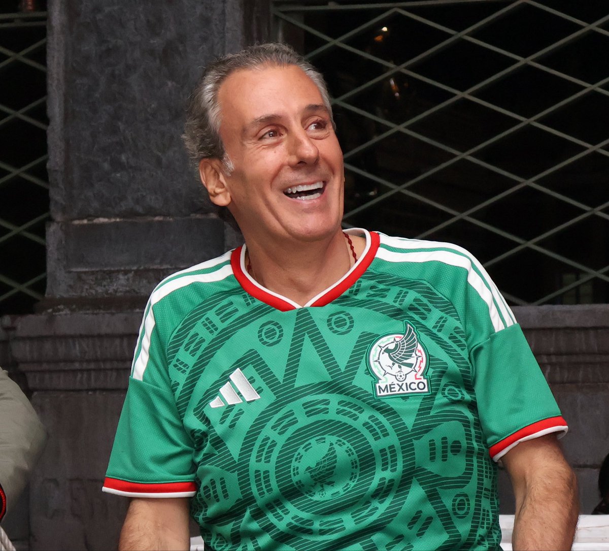 pepechedrauimx's tweet photo. ¡Así estamos viviendo el partido de #México rumbo a los octavos de final! 🇲🇽⚽️

El #Zócalo es una auténtica fiesta; la energía, el apoyo y la emoción de #Puebla se sienten en cada festejo. 
¡Vamos @miseleccionmx! 🏆🎉 https://t.co/TCGQaQDkIt