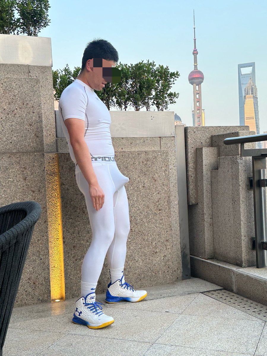 Z48194087's tweet photo. 穿上UA紧身鸡巴就硬成这个样子 https://t.co/oPRFUsfhK6