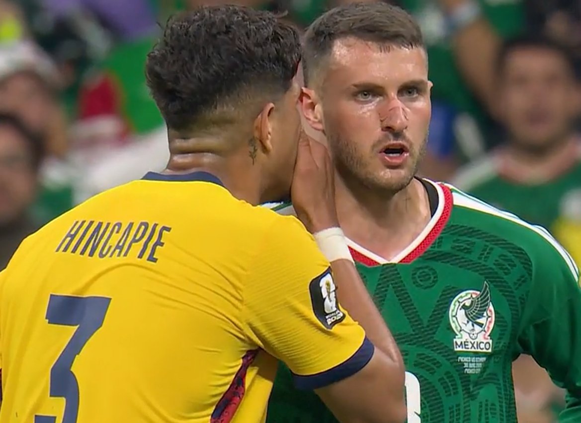 PLShitposting's tweet photo. Un genio este pseudo futbolista, se hace expulsar para irse antes que se arme el tráfico 
DISTINTO https://t.co/OFPhuhRXgn