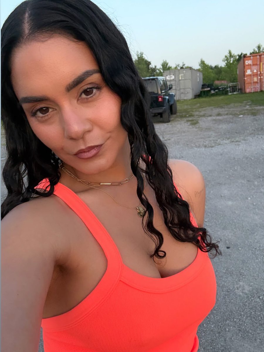 vahudgensbr's tweet photo. "O pôr do sol, sua luz e a Lua de Morango"

--- Vanessa Hudgens via Instagram. https://t.co/hsCZIWZWZI