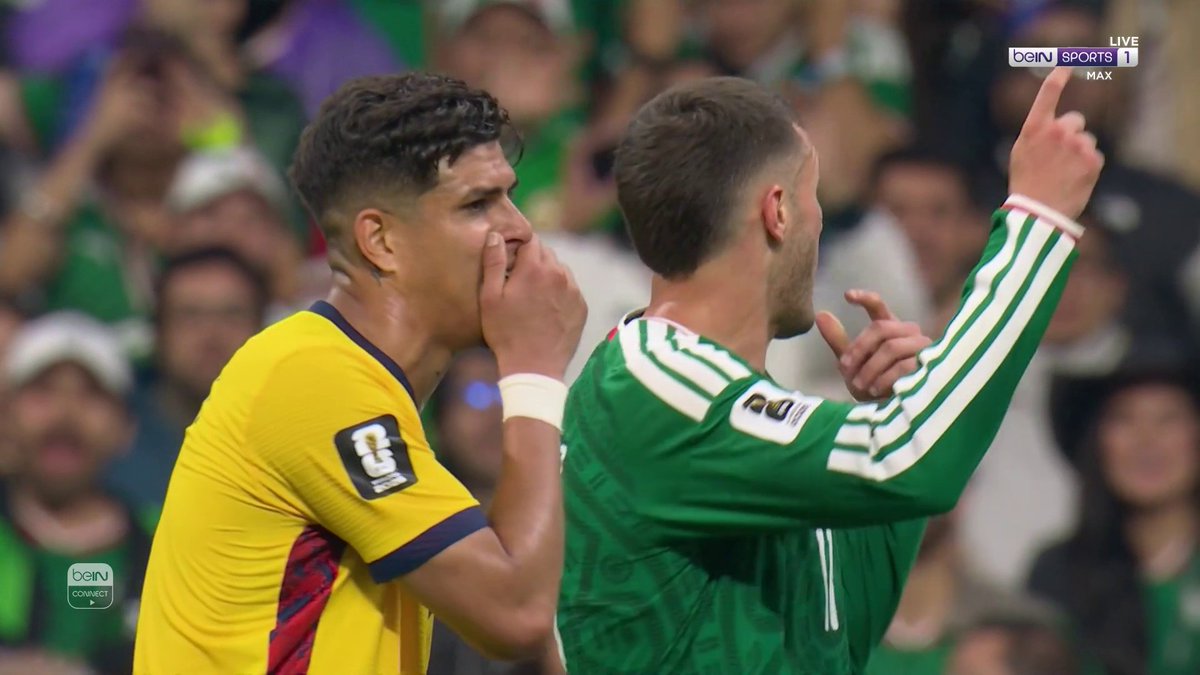 طرد مدافع المنتخب الإكوادوري بييرو هينكابي بسبب تغطية الفم خلال حديثه مع اللاعب المكسيكي سانتياغو خيمينيز #كاس_العالم_٢٠٢٦ 