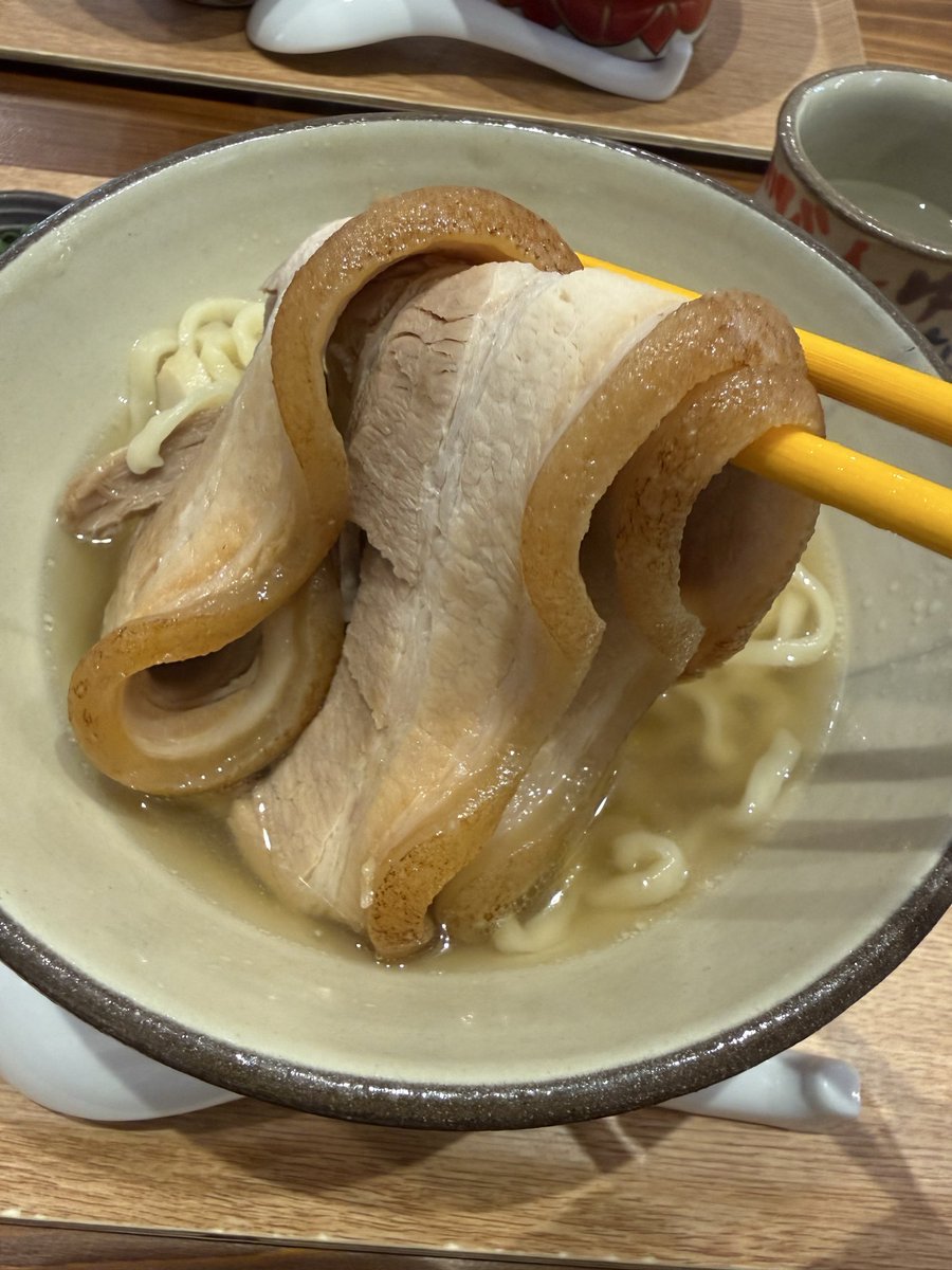 tabemeguri1's tweet photo. 那覇市壺屋
タイラ製麺所 那覇サンライズ通り店
タイラそば950円
タイラそばSP1180円
じゅーしーセット250円

沖縄の超有名人・嫁ニーさんが手掛ける沖縄そば屋

今夏には東京の北千住にもオープン予定で、マジで飛ぶ鳥を落とす勢い

鰹節と豚ベースのスープにツルツル麺のバランスが最高なんだけど、前回よりさらに麺が美味しくなった気がする...気のせいか？

柔らかプルプルのお肉もガッツリ乗って大満足の一杯でした
