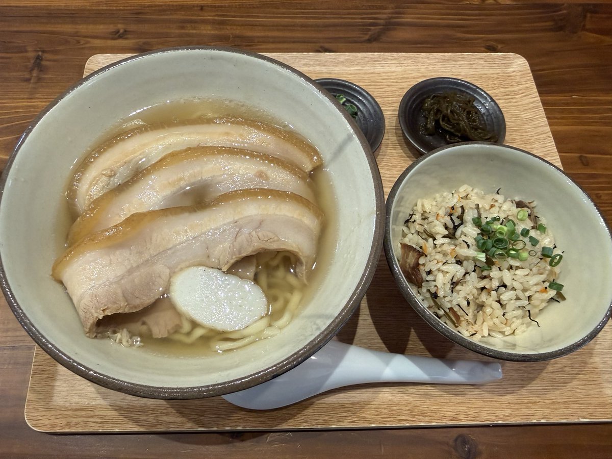 tabemeguri1's tweet photo. 那覇市壺屋
タイラ製麺所 那覇サンライズ通り店
タイラそば950円
タイラそばSP1180円
じゅーしーセット250円

沖縄の超有名人・嫁ニーさんが手掛ける沖縄そば屋

今夏には東京の北千住にもオープン予定で、マジで飛ぶ鳥を落とす勢い

鰹節と豚ベースのスープにツルツル麺のバランスが最高なんだけど、前回よりさらに麺が美味しくなった気がする...気のせいか？

柔らかプルプルのお肉もガッツリ乗って大満足の一杯でした