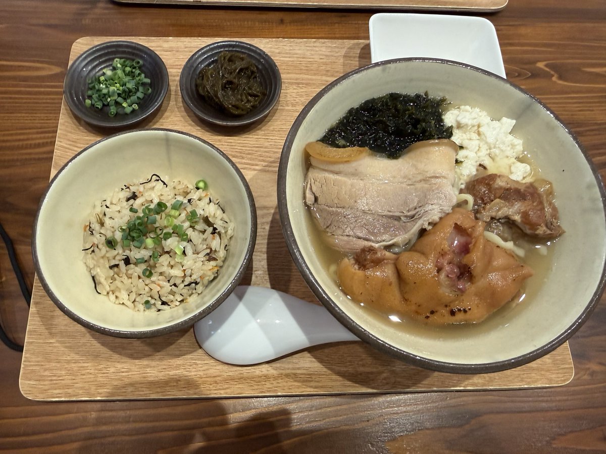 tabemeguri1's tweet photo. 那覇市壺屋
タイラ製麺所 那覇サンライズ通り店
タイラそば950円
タイラそばSP1180円
じゅーしーセット250円

沖縄の超有名人・嫁ニーさんが手掛ける沖縄そば屋

今夏には東京の北千住にもオープン予定で、マジで飛ぶ鳥を落とす勢い

鰹節と豚ベースのスープにツルツル麺のバランスが最高なんだけど、前回よりさらに麺が美味しくなった気がする...気のせいか？

柔らかプルプルのお肉もガッツリ乗って大満足の一杯でした