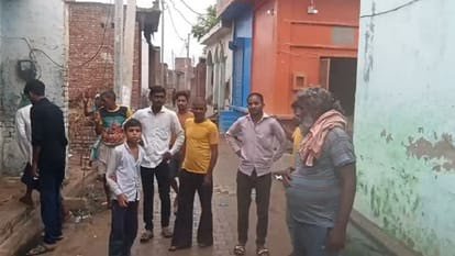 VishnuLive9's tweet photo. Hathras: पत्नी के छोड़कर जाने से परेशान युवक ने ससुराल में पड़ोसी के घर गोली मारकर की आत्महत्या 

➡️ उत्तर प्रदेश के जनपद हाथरस के सासनी क्षेत्र में 1 जुलाई की देर रात करीब 1:00 बजे एक युवक ने अपनी ससुराल में पड़ोसी के घर में गोली मारकर आत्महत्या कर ली। युवक की पहचान 35 वर्षीय महेश के रूप में हुई, जो समस्तपुर, तहसील खुर्जा का निवासी था। यह घटना उसकी पत्नी के करीब 16 जून को उसे छोड़कर दूसरे युवक के साथ भाग जाने के कारण हुई। सूचना पाकर कोतवाली पुलिस मौके पर पहुंची और शव को कब्जे में लेकर पंचनामा भरकर पोस्टमार्टम कराया है। 

➡️महेश अपनी पत्नी आशा के छोड़कर जाने से अत्यधिक परेशान था। आशा, जो रामबाबू की बेटी है, बिजली घर के अरविंद के साथ पहले भी तीन बार जा चुकी थी। करीब 16 जून को वह अपने पति महेश और बच्चों को छोड़कर फिर से अरविंद के साथ चली गई थी। इसी परेशानी के चलते महेश अपनी ससुराल सासनी आया था। 

✍️ विष्णु कुमार सम्राट 

@diohathras @dm_hathras @CDOHathras @hathraspolice @rangealigarh @adgzoneagra @Uppolice @CMOfficeUP @UPGovt @myogioffice @ChiefSecyUP @myogiadityanath @PMOIndia @InfoDeptUP