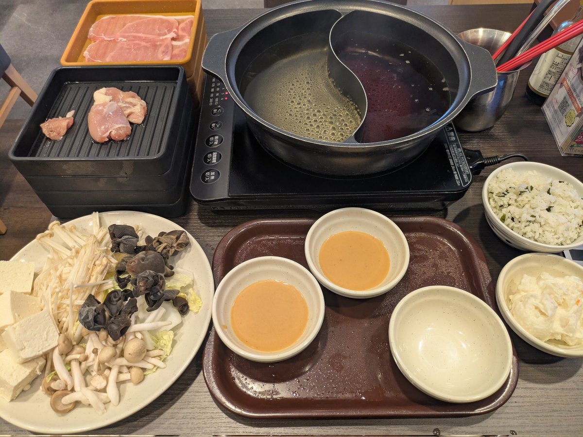 nukonabe0206's tweet photo. 休み3日目、がっつり食べたいのと雨降ってるので近場でという事でいつもの定番だがしゃぶ葉にて昼食
いつも通り一番安い肉のコース（豚ロース、鶏肉のみ）にしてきのこ系取り放題なかんじで・・・

・・・飯に悩んだらしゃぶ葉かなｗ
　デザートにソフトクリーム作ったがうまく巻けず下手くそすぎてワロたｗ

#猫鍋ランチ