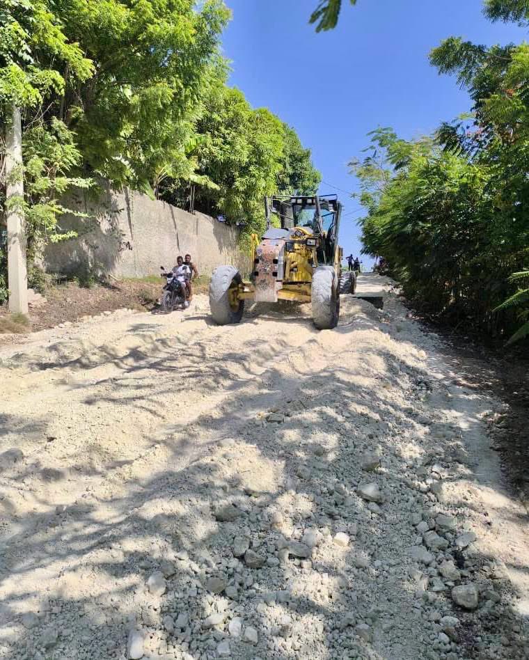 REALITEINFO1's tweet photo. Dans un communiqué de presse, le MTPTC annonce la poursuite de son vaste programme de réhabilitation des infrastructures routières dans le département de la Grand'Anse. Sous l'autorité du ministre Joseph Almathe Pierre Louis, les équipes techniques poursuivent les travaux à Calas, dans la commune de Jérémie, où le terrassement est en cours avant le bétonnage d'un tronçon d'environ 300 mètres. Les interventions se poursuivent également sur l'axe stratégique Jérémie–Les Irois, notamment entre Chambellan et Dame-Marie, afin d'améliorer la mobilité et la sécurité des usagers.

Selon le communiqué, ces travaux, financés par le Fonds d'entretien routier (FER), s'inscrivent dans la politique du gouvernement dirigé par le Premier ministre Alix Didier Fils-Aimé visant à moderniser les infrastructures publiques, renforcer la résilience du réseau routier national et stimuler le développement économique de la Grand'Anse.
#REALITEINFO1
@citoyendidier
@PrimatureHT
 #Haïti #GrandAnse #MTPTC #JosephAlmathePierreLouis #Jérémie #Routes #Infrastructures #Développement #FER