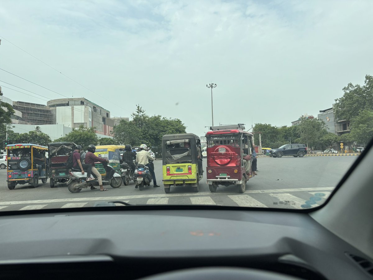 90_s_kumar's tweet photo. Terri Gang, time 9:28 AM at Bakhtawar chowk 

@gurgaonpolice inko kisi ka darr kyn nahe hain ji. Traffic rules ki sareaam dhajiye udate hai ye log https://t.co/9xHzRSk9b9