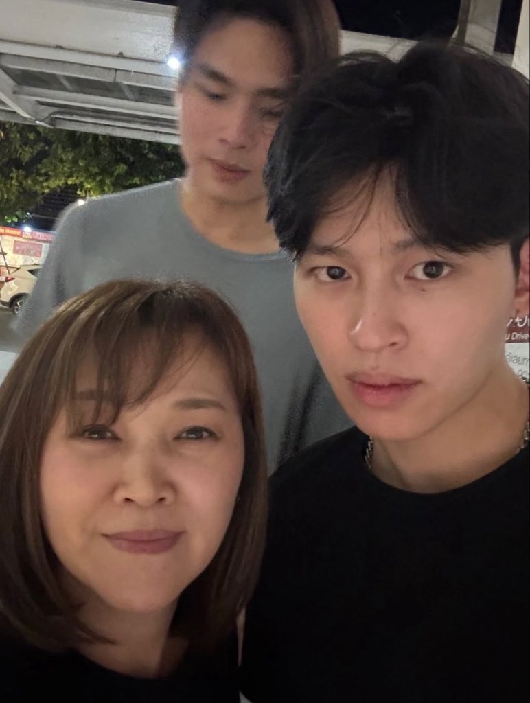 mrchuppw's tweet photo. 1. So, on the evening of july 4, 2025. Pond was seen with tawin and his mom. At that moment, I thought "is pond going to surprise phuwin with tawin? And take his mom home first?" 555555
2. It turned out that pond came to phuwin's condo alone and asked phuwin's friends to help surprise phuwin. Phuwin's friends were at phuwin's condo to make sure phuwin didn't leave and took a key from another one of phuwin's wallets to go pick up pond 55555 at that moment, phuwin was sleeping in his room and heard the condo door open 55555 phuwin was very surprised when he realized pond had come with a cake!
3. At 00.48 am on july 5. Pond posted a photo of the cake with the caption "🎂" it seems pond succeeded in surprising phuwin, since pond said he wasn't good at giving surprises 55555
4. Phuwin said that at the time, he was wearing soccer shorts and asked pond not to post the photo while he was wearing them. Phuwin asked pond to wait until he changed his shorts, but pond posted it anyway 5555555
5. In phuwin's insta post, you can see that he had already changed his shorts 5555 and I think pondhuwin were together at that time because I'm sure the photo was taken by pond. The angle of the photo is similar to photos pond usually takes ㅠㅠㅠㅠㅠ 🥹

#ปอนด์ภูวินทร์ #PondPhuwin