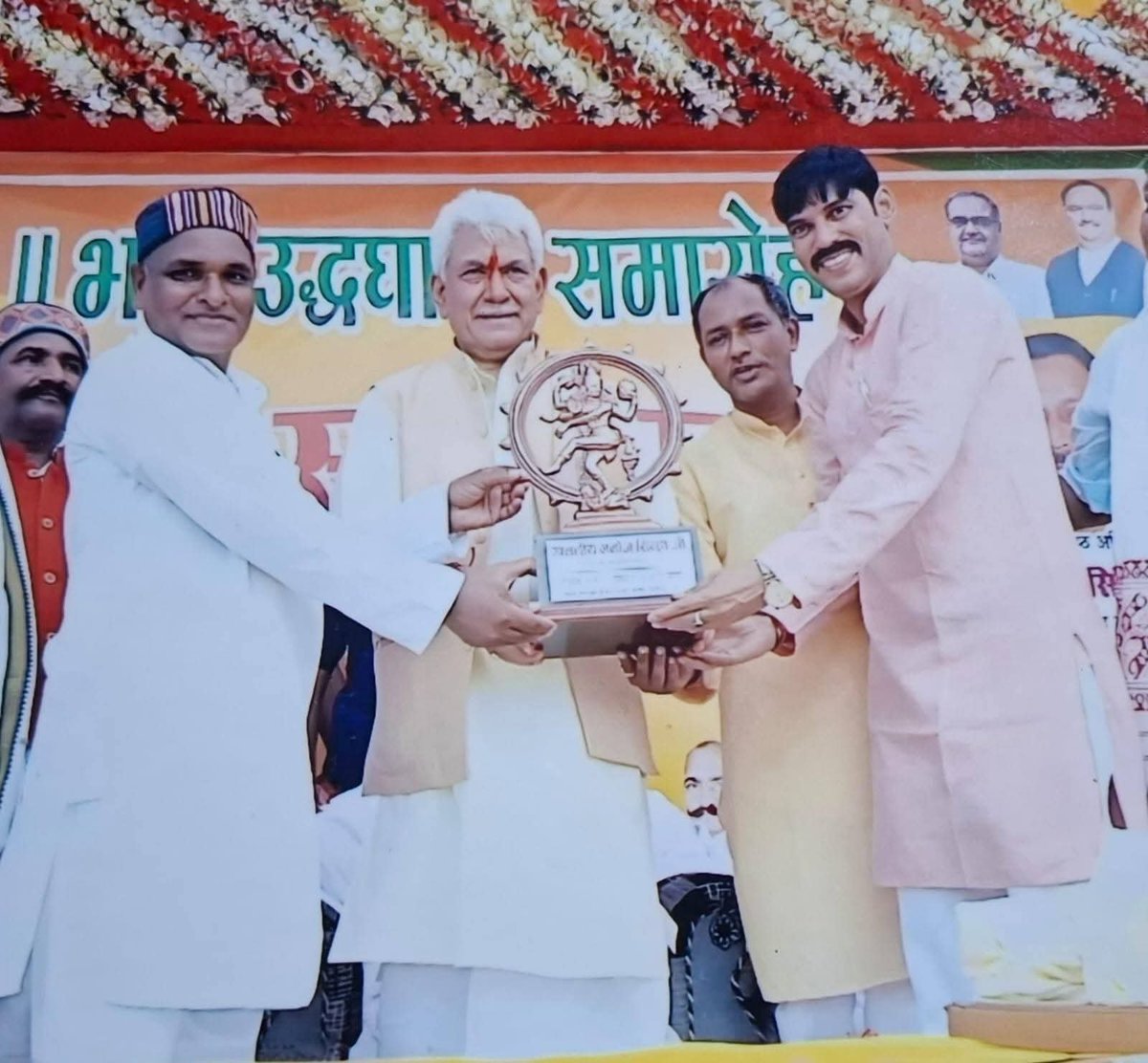 vermap81's tweet photo. गाजीपुर के गौरव, विकास पुरुष, हम सब के अभिवाहक मुकुटमणी जम्मू कश्मीर के उपराज्यपाल आदरणीय श्री मनोज सिन्हा जी को जन्मदिन की बहुत-बहुत बधाई, आप बुलंदियों को छूवे, दीर्घायु हो, बाबा बर्फानी, माता वैष्णो देवी का आशीर्वाद आप पर सदा बना रहे यही इस अवसर पर कामना करता हूं।
@manojsinha_ https://t.co/2tXPK10doE