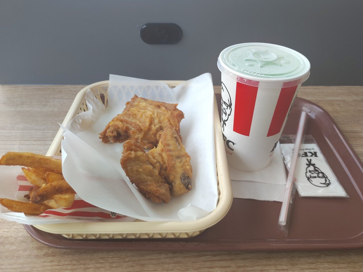 Elemental7_ff14's tweet photo. 久々にオリジナルチキン食べてみた！ https://t.co/F1rbgpZO4k