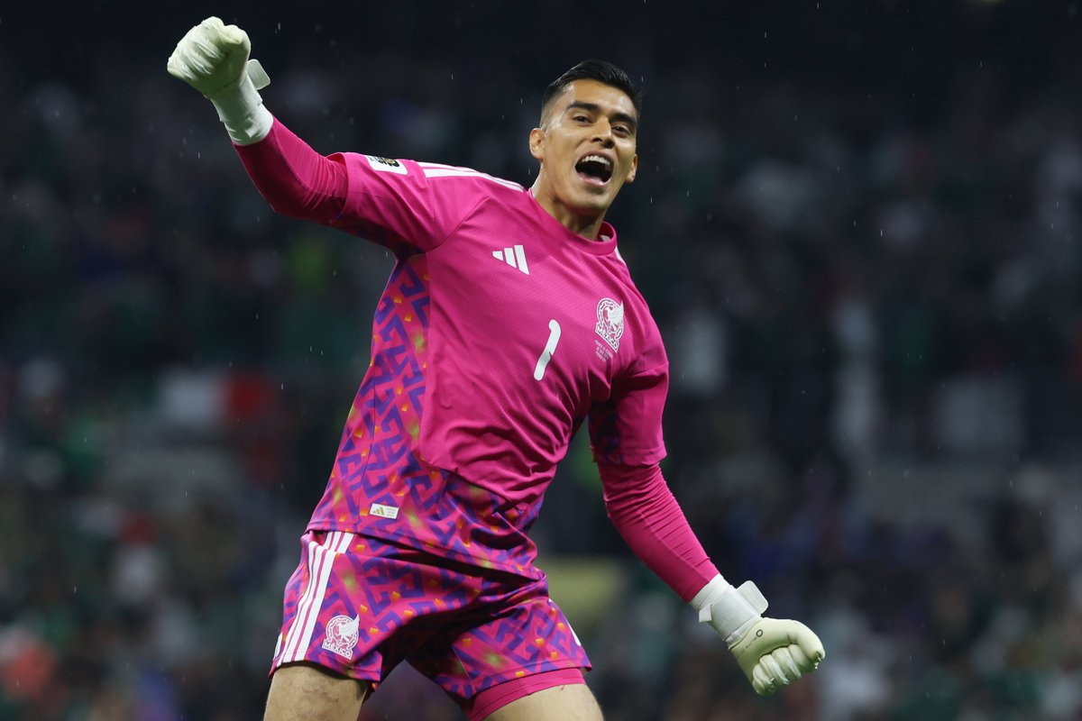 anto_dlt's tweet photo. El único portero mexicano en la historia de los Mundiales en colgar el cero en cuatro juegos seguidos.
Dos atajadas brutales, descolgando balones aéreos, jugando de líbero y siendo el primer atacante con pases en corto y en largo.
Don José Raúl "Tala" Rangel. https://t.co/TaOrYOmigm