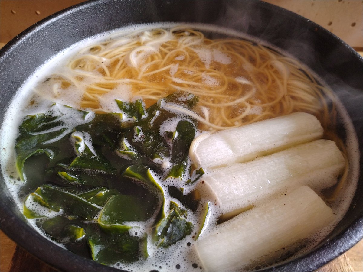 under_125_'s tweet photo. 買物いかないと…
マルタイラーメンでワカメラーメン
ネギもめんどいから切らん
スープは
創味シャンタンに納豆のタレ・胡椒
#おうちごはん 
市民プールの外で食べるラーメンの味 https://t.co/0I0Z2MsJAB