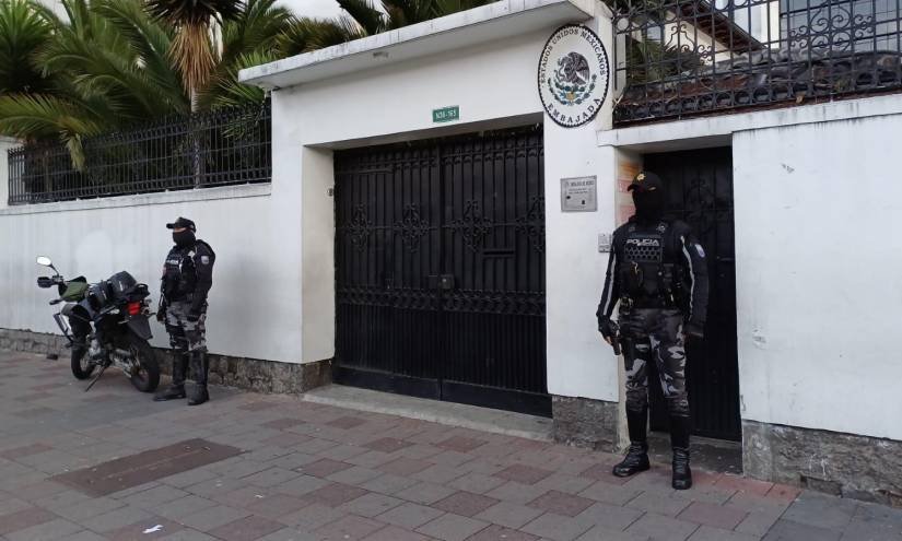 ZuritaCarpio's tweet photo. La embajada de México 🇲🇽  en #Ecuador  ha sido vengada. https://t.co/inYtImOyg3