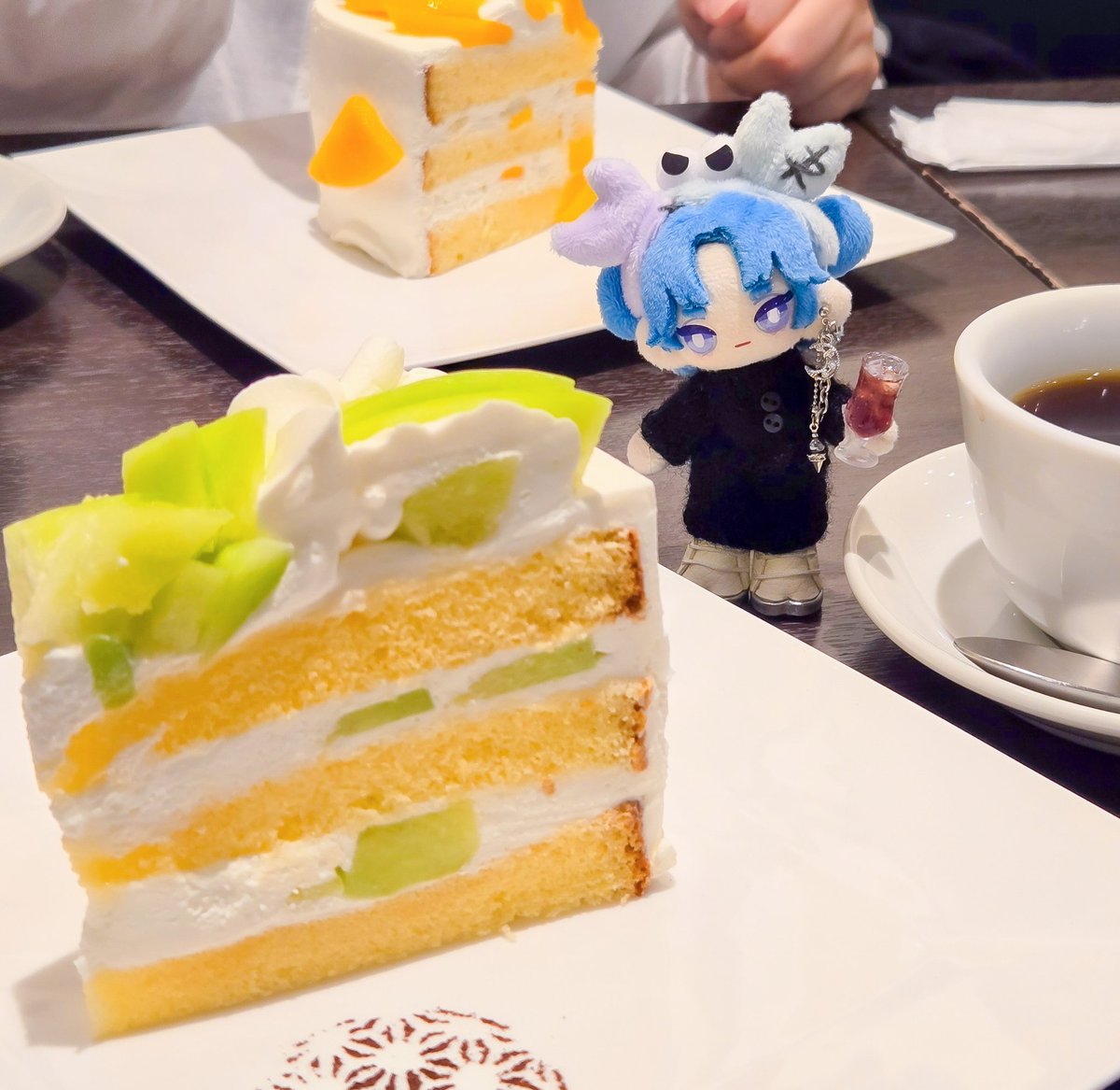 cocomari222's tweet photo. メロンケーキいただきました🍰✨️
なごむちゃんも一緒に☕😊

#ぷにみお https://t.co/nWiVNMzXzW