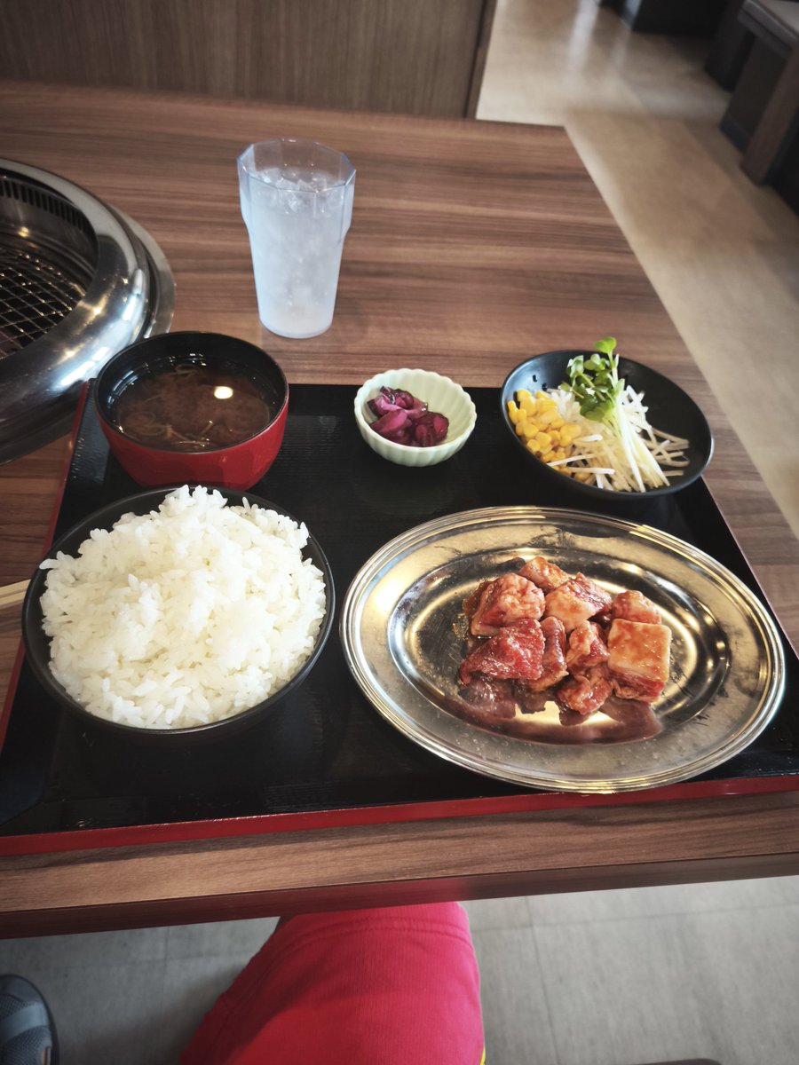 Cp9aN's tweet photo. 焼肉のかるび庵 の黒毛和牛牛スジとろ網焼きランチ(800円)食べました!
ランチタイムはライス食べ放題です！
前はステーキハウスブロコビリーでした！
肉自体はチョット硬かったのですが黒毛和牛なので噛めば噛むほど旨味が出てきて大盛りライスをおかわり！
美味しかったです
#焼肉のかるび庵 岩崎店 https://t.co/JuBx2QhA9P
