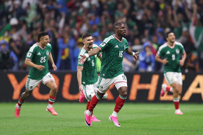 SoccerKingJP's tweet photo. 🇲🇽試合結果🇪🇨
4戦連続無失点！　2発のメキシコがラウンド16に進出…エクアドルは敗退
https://t.co/HdTO9An2Py

🗣️編集部より
「キニョーネスが先制点を決めたほか、R・ヒメネスにも得点が生まれ、メキシコ代表がエクアドル代表を下しました」 https://t.co/qXTktZ0tMm
