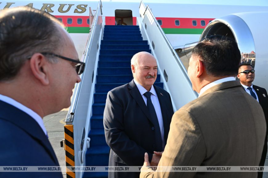 sbbytoday's tweet photo. 🇧🇾🇮🇩 Александр Лукашенко прибыл с официальным визитом в Индонезию

🔥Главу белорусского государства встретили в Джакарте на высшем уровне и с особым национальным колоритом: традиционной музыкой, танцами, ротой почетного караула и мотоциклетным эскортом. Уникальной деталью приема стал демонстрационный пролет истребителей ВВС Индонезии, которые сопровождали борт №1 на подлете к столице.

🤝 Президент Беларуси сразу по прилете в Джакарту проводит встречу с ключевыми членами Правительства Индонезии. В центре внимания — реализация важнейших совместных инвестиционных проектов.

📌 Александр Лукашенко пригласил индонезийских партнеров в Беларусь, чтобы лично оценить возможности промышленных и технологических предприятий страны:

«Если вас что-то заинтересует — считайте, что всё это реализуемое. У нас закрытых тем в сотрудничестве с Индонезией нет, наоборот, мы хотим расширять наше сотрудничество».