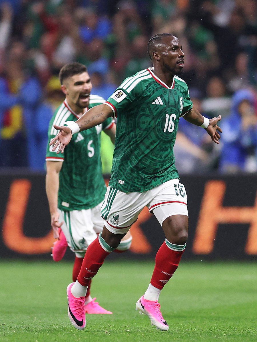 Rommel_Pacheco's tweet photo. No nos despierten de este sueño 🇲🇽✨

Porque México sigue escribiendo una historia que hace vibrar a todo un país. Cada partido se juega con el corazón, cada minuto nos une y cada triunfo nos recuerda que, cuando creemos juntos, no hay imposibles ❤️

La ilusión está más viva que nunca 🤩

Fotos de @miseleccionmx