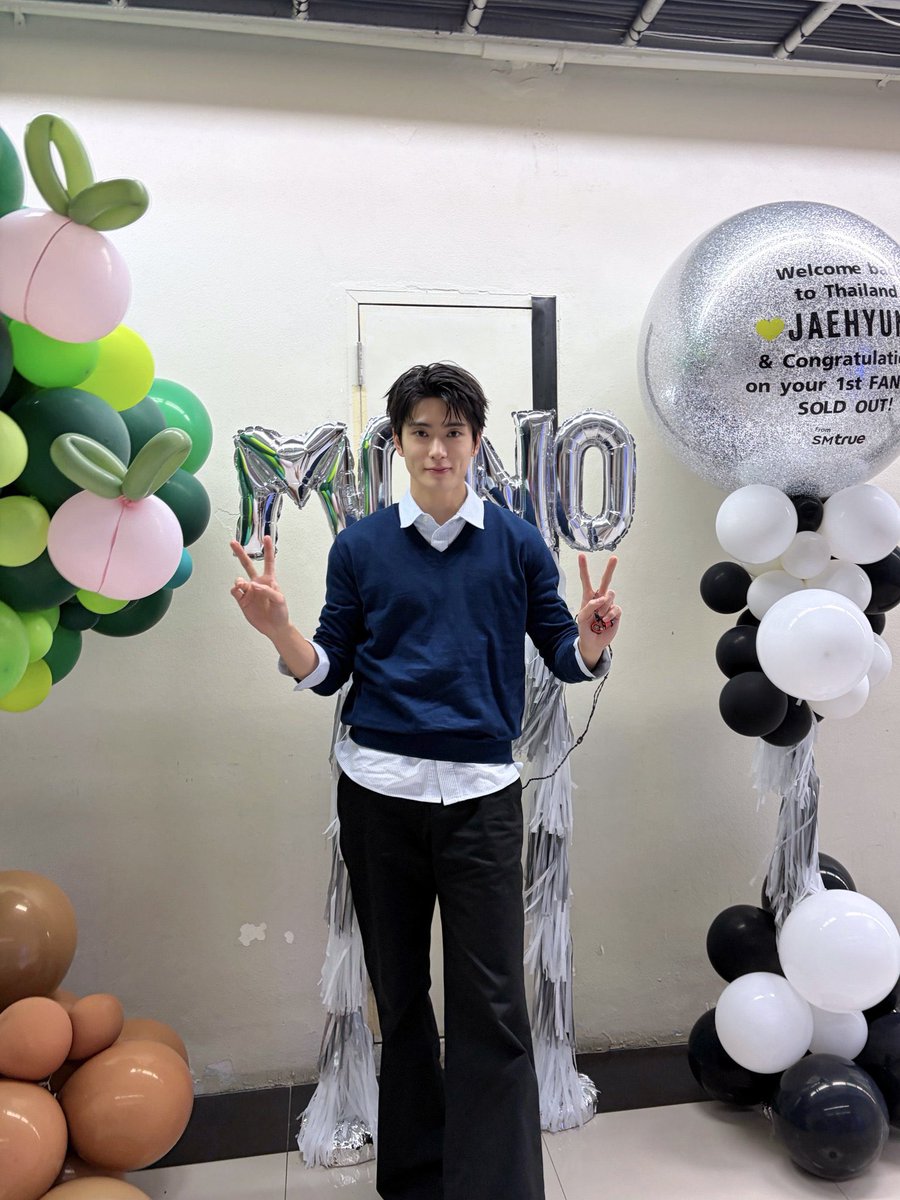 inft279's tweet photo. Doyoung and Jaehyun with their sold out balloons 🥹 https://t.co/wIwp6iUzQk