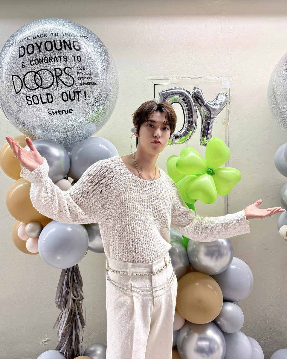inft279's tweet photo. Doyoung and Jaehyun with their sold out balloons 🥹 https://t.co/wIwp6iUzQk