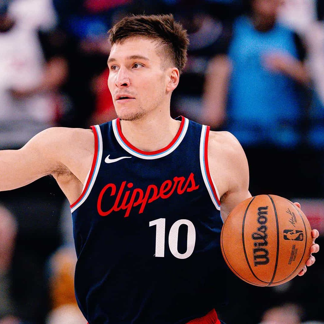 EurohoopsTR's tweet photo. 🚨 Bogdan Bogdanovci'in yeni adresi Houston Rockets!

👀 Houston ile bir yıllık sözleşme imzalayan Bogdanovic, NBA'deki 10'uncu sezonunda Alperen Şengün ile takım arkadaşı olacak.

(via Shams Charania) https://t.co/cEz3w5asDg