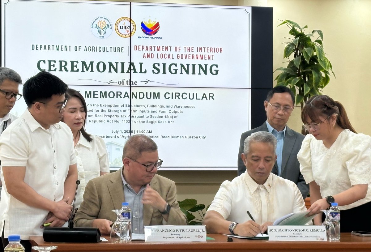 JohnsonManabat's tweet photo. Lumagda sa Joint Memorandum Circular ang Department of Agriculture at Department of the Interior and Local Government para sa real property tax exemption ng mga eligible farm storage facilities sa bansa na may assessed value na hindi lalagpas P3 million. @ABSCBNNews https://t.co/LIqOgKsKvu