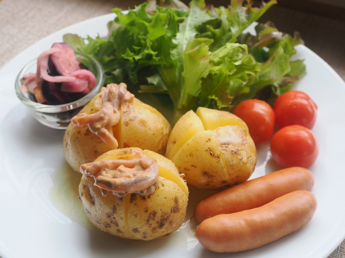 sen_fm's tweet photo. お昼は収穫したジャガイモをじゃがバターに
イカの塩辛を乗せると美味い🥔🦑😋
朝採れのリーフレタスとトマトも一緒に

午後も元気に☺️ https://t.co/cNVeQCaAOP