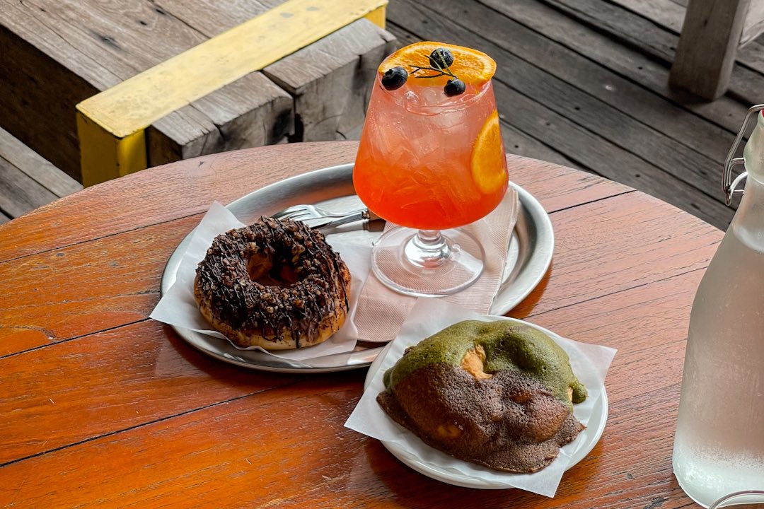 gin100_Official's tweet photo. 🍩Flips & Flips Donuts สาขาใหม่ แอบเปิดในคูเมือง ร้านโดนัทโฮมเมดเจ้าดังจากสันติธรรม เปิดสาขาใหม่ไม่บ่อย ที่นี่คือสาขาใหม่ตั้งแต่เขาเปิดร้านมา 15 ปี โดนัทมีทั้งแบบหน้าต่างๆและแบบ BunDonut เพลนเริ่มชิ้น 29 บาท แป้งนุ่มหนึบ พร้อมเครื่องดื่มให้สั่งด้วย 📍หน้าวัดเจ็ดลิน
#โดนัทเชียงใหม่ #คาเฟ่เชียงใหม่