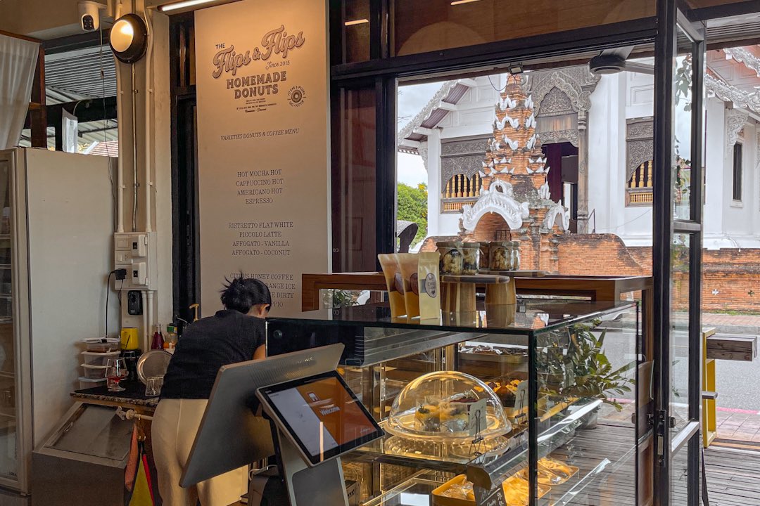 gin100_Official's tweet photo. 🍩Flips & Flips Donuts สาขาใหม่ แอบเปิดในคูเมือง ร้านโดนัทโฮมเมดเจ้าดังจากสันติธรรม เปิดสาขาใหม่ไม่บ่อย ที่นี่คือสาขาใหม่ตั้งแต่เขาเปิดร้านมา 15 ปี โดนัทมีทั้งแบบหน้าต่างๆและแบบ BunDonut เพลนเริ่มชิ้น 29 บาท แป้งนุ่มหนึบ พร้อมเครื่องดื่มให้สั่งด้วย 📍หน้าวัดเจ็ดลิน
#โดนัทเชียงใหม่ #คาเฟ่เชียงใหม่