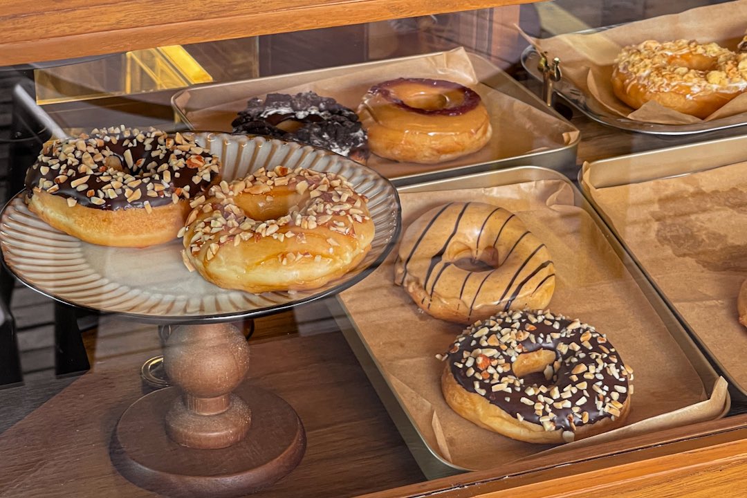 gin100_Official's tweet photo. 🍩Flips & Flips Donuts สาขาใหม่ แอบเปิดในคูเมือง ร้านโดนัทโฮมเมดเจ้าดังจากสันติธรรม เปิดสาขาใหม่ไม่บ่อย ที่นี่คือสาขาใหม่ตั้งแต่เขาเปิดร้านมา 15 ปี โดนัทมีทั้งแบบหน้าต่างๆและแบบ BunDonut เพลนเริ่มชิ้น 29 บาท แป้งนุ่มหนึบ พร้อมเครื่องดื่มให้สั่งด้วย 📍หน้าวัดเจ็ดลิน
#โดนัทเชียงใหม่ #คาเฟ่เชียงใหม่