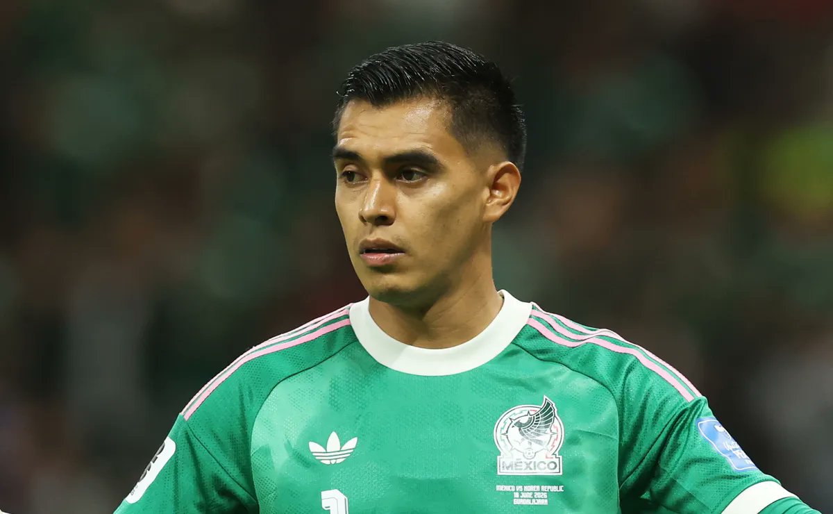 Windekind_Budi's tweet photo. 4 laga, 4 nirbobol. Begitulah rapor kiper Timnas Meksiko, Raul Rangel.

Performa Rangel di Piala Dunia 2026 emang paripurna. Dia mampu jadi penerus kiper gondrong nan ikonik, Guillermo Ochoa.

Usianya baru 26 tahun & kini main buat Guadalajara di Liga MX. Kabarnya Rangel lagi dipantau Feyenoord & Sporting CP.

Setelah era Ignacio Calderon, Jorge Campos, Oswaldo Sanchez sampe Ochoa. Gawang Meksiko akan aman dijaga Rangel untuk beberapa tahun ke depan.