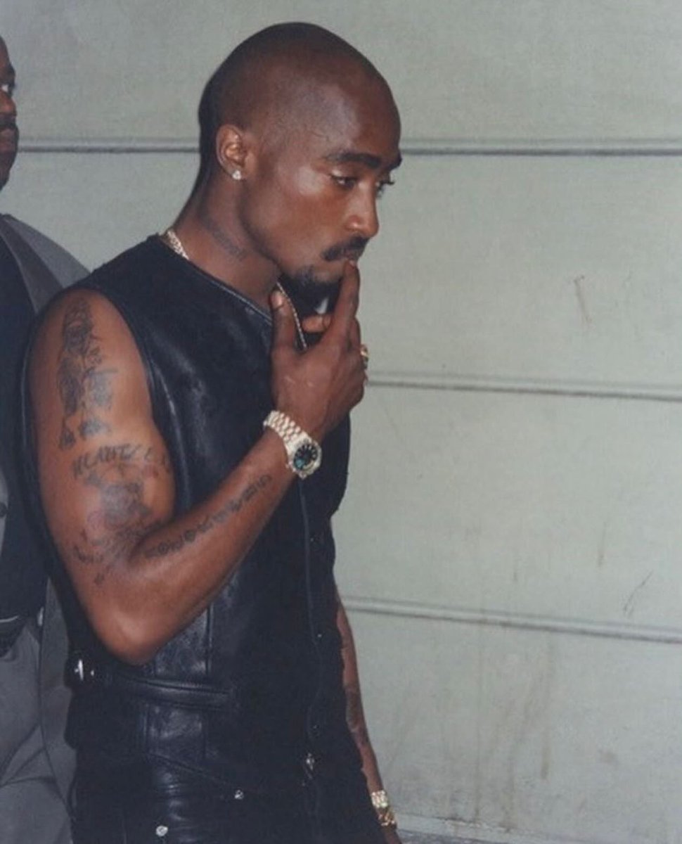 HardestFitPics's tweet photo. 2Pac at Milan Fashion Week attending the Versace show. (1996) https://t.co/iSjWPflUnu
