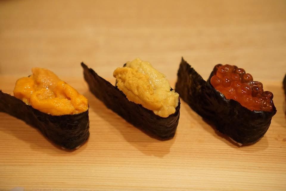LittleBirbMame's tweet photo. 9 ปีก่อน ไปเที่ยวฮอกไกโด พักที่ Supporo แล้วจองร้านซูชิที่ Otaru ไว้ตอนเที่ยง

วันที่จะไป ฝนตกหนักมาก พายุเข้า ต้นไม้ล้มขวางทางรถไฟ รถไฟวิ่งไม่ได้ หยุดที่สถานี Teine กลางทาง คือเราออกจาก รร ตั้งแต่ 10:30 แบบเผื่อๆ ขึ้นรถไฟไปละ แต่ไปต่อไม่ได้ รออยู่ครึ่ง ชม. ก็ยังไปไม่ได้ เลยกลับมา รร ให้ช่วยโทรถามที่ร้านให้ว่าขอเลื่อนเป็นวันอื่นได้ไหม แต่เลื่อนไม่ได้เลย วันอื่นคนจองเต็มหมด แต่ว่าถ้ามาถึงก่อนบ่ายโมงก็โอเคจ้าเวลคัมๆ แฮฟรูมแฮฟซูชิ

พนักงานโรงแรมน่ารักมาก ชีช่วยเต็มที่ ไปเอาตารางรถบัสมาเปิดให้ดูละบอกว่า นี่นะคะเรามีรสบัสไปที่ Otaru ได้ ให้ไปขึ้นตรงนี้ๆ นะ ขึ้นตอนนี้จะถึงเวลานี้ๆ วงให้ดูบอกน่าจะทันค่ะๆ ออกเดินทางเลยค่ะคุณ ก็เลยเดินกลับไปสถานี Supporo ละก็เจอป้ายแปะหน้าทางเข้าว่า รถไฟที่จะไป Otaru ไปไม่ได้ ให้ไปใช้รถบัส พร้อมลูกศรชี้ เราก็เดินๆ ไป ขึ้นรถบัสได้พอดี

ละเหมือนเขาเกณฑ์รถบัสมารับคนโดยเฉพาะเลยอ่ะ มีรถเพิ่มมากกว่าปกติ สรุปว่าไปถึงร้านทันเวลาพอดี กราบขอบคุณระบบขนส่งสาธารณะของประเทศที่พัฒนาแล้ว สั่งเซ็ตแพงสุดเพิ่มอูนิเลยแก้เครียด ซูชิอร่อยมาก ร้านชื่อ Isezushi พัก รร Hotel Mystay Supporo โคตรแนะนำ พนักงานช่วยเหลือดีมากๆ

/แนบภาพคลองโอตารุวันพายุเข้า กับซูชิให้ดู ว่าไม่ได้โม้เด้อ 5555555