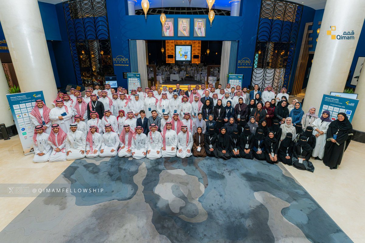 SWEevani's tweet photo. “If I have seen further, it is by standing on the shoulders of giants.”

Day 5&6 done 🤝

خلصنا اليوم الخامس والسادس من رحلتنا في قمم! تلاقت الرؤى الاستراتيجية مع التوجيه العميق لبناء معرفة وفكر لا تقدر بثمن.

إحدى أهم وأعمق المحطات كانت الجلسات الإرشادية الفردية مع التنفيذيين التي فتحت لنا أفاقًا جديدة للتعلم. 

حظيت فيها بفرصة استثنائية بالجلوس مع ثلاث قامات قيادية: أ. أسامة السليمان، أ. طارق خوشحال، ود. نهى الحشاش. خلاصة خبراتهم وتوجيههم أضافت لي أبعادًا لا تُقدر بثمن، وكانت بحق تجربة تصنع الفارق، استفدت جدًا وممتن لكل منهم عظيم الامتنان. 

وضمن الزيارات، استقبلتنا وزارة الصحة في جلسة تعمّقنا فيها بملامح التحول، والابتكار، وصناعة الأثر في القطاع الصحي، بمشاركة ثرية عمقت التجربة من د. نوفل الجريان، م. منى السبيعي، وم. وليد العمرود. كما اطلعنا عن كثب على بيئة العمل في قطاع الاستشارات الإدارية خلال زيارتنا لشركة ماكنزي (@McKinsey)، في حوار أثرى معرفتنا بالفرص والمسارات المهنية الاستشارية.

وتوّجنا هذه المحطات بجلسة حوارية ملهمة مع معالي المهندس أنف أبانمي (@Anefabanomai)، رئيس مؤسسة البريد السعودي (@SPL_KSA_online)؛ الهمنا المهندس من خلالها محطات التحول الناجحة، وتشاركنا رؤى عميقة حول القيادة الحقيقية والعمل وصناعة الأثر بقيم ملهمة،

رحلة مستمرة من الإلهام تصقل فينا كل يوم سمات ما تقدر بثمن، كل شخص قابلناه اضاف لنا ابعاد جديدة، شكرًا فريق قمم ولجميع القياديين 🙏🏻.

#QimamFellowship
#برنامج_قمم