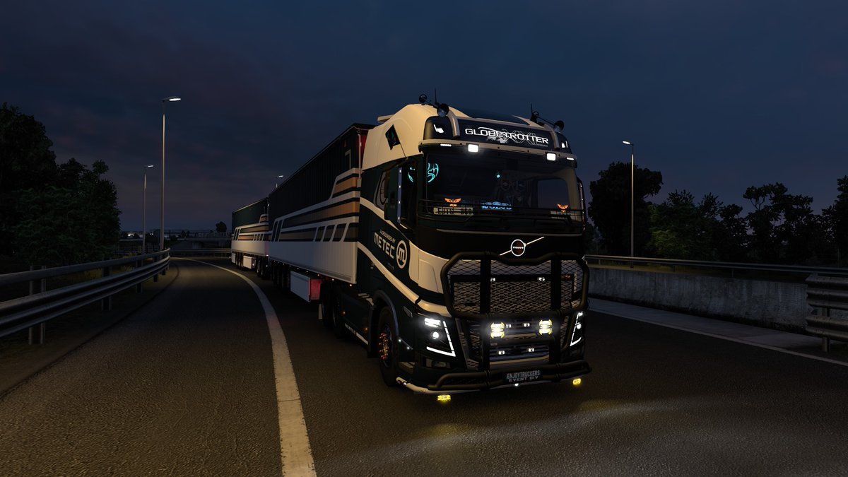 HiLEX_cxv's tweet photo. 仕事を超光速で終わらせて帰宅。
Euro Truck Simulator 2に新しく搭乗したHolland Style Tuning Pack DLCのパーツをさっそく愛車に積んだ。

分かっちゃいたが...最高じゃねぇか https://t.co/tn87oL4XSb