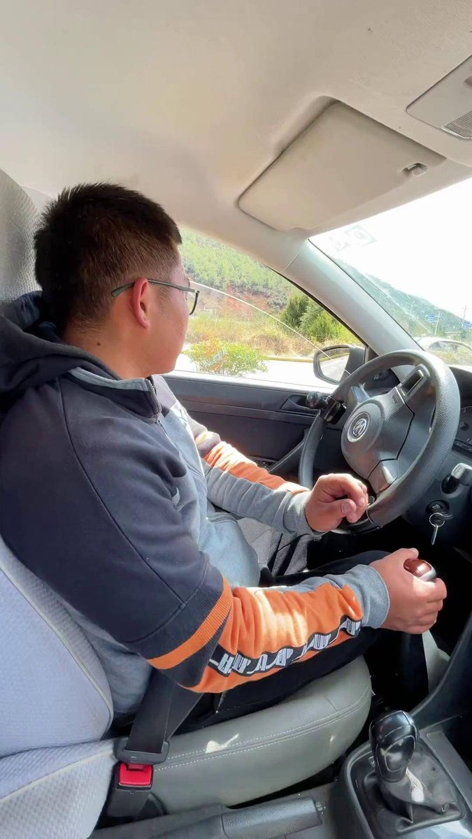 taPm0EaVnrxtcDJ's tweet photo. Just passed my driving test! Parallel parking no longer gives me nightmares  #NewDriver #DrivingAdventures https://t.co/26bj3wIr3b