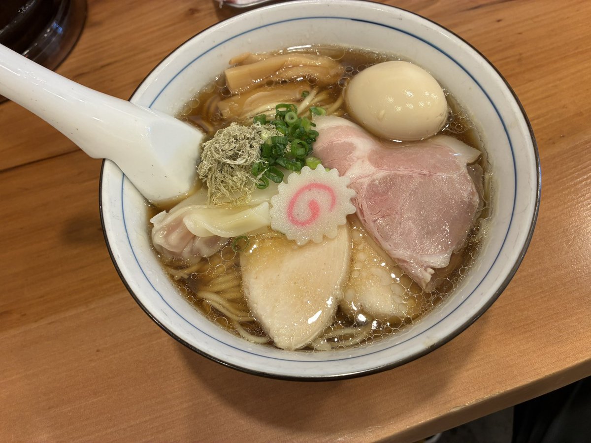 totti0084_com's tweet photo. 真夏日です☀️
特製琥珀昆布・醤油🍜

昆布のう��みが爆発です💥
つるしこストレート麺と合います
ワンタンが入っててお得です
#麺や暖咲 https://t.co/Q3feU3QWEY