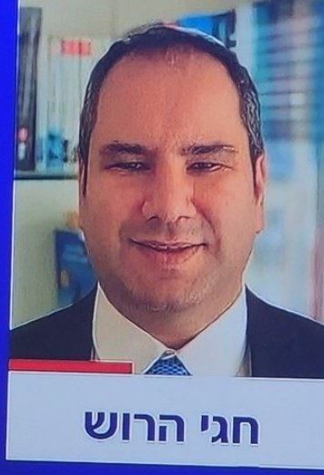 yosishahbar's tweet photo. המפעיל 
של של גלי המופרעת. 
היא לא נושמת מבלי שהוא שם חותמת.
הוא מעורב עד צוואר בפרשת הפצ"ר/ית https://t.co/ceoxio2HDn