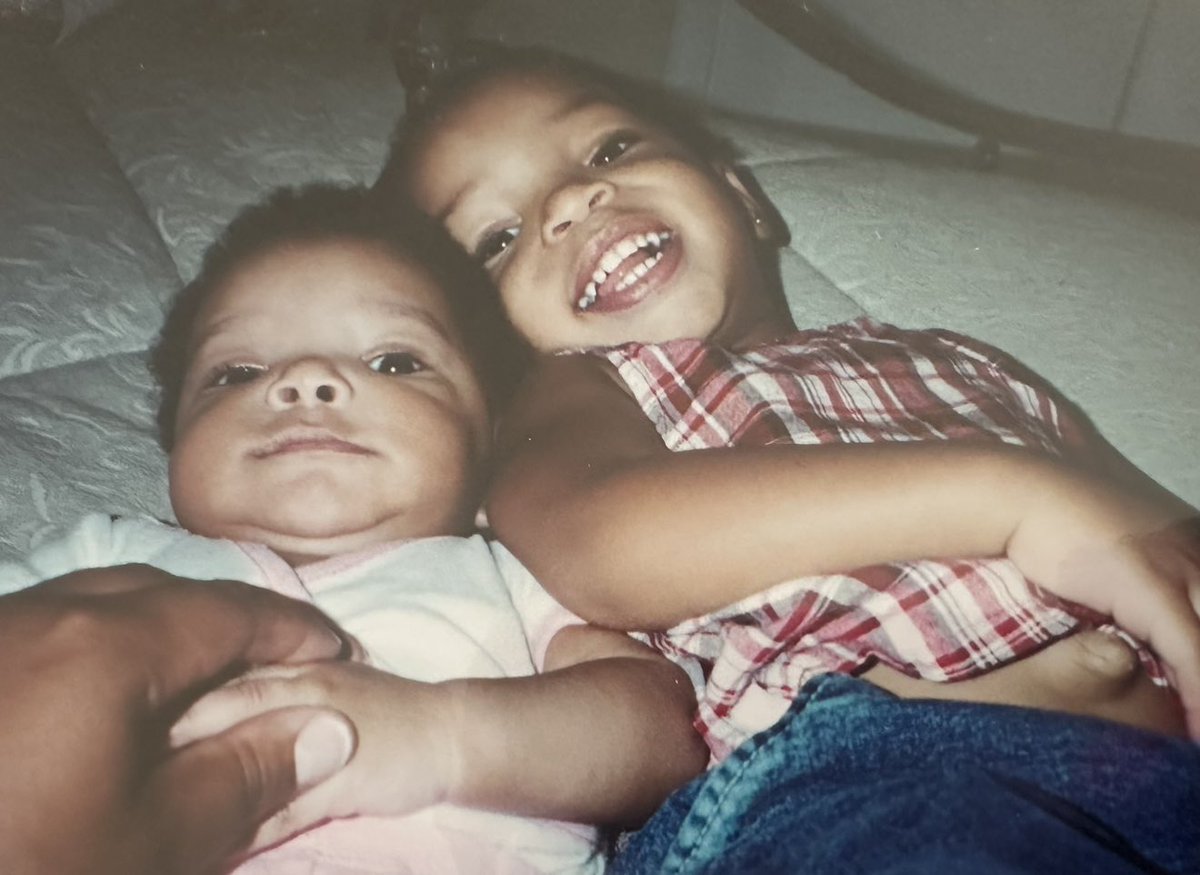 HalleBailey's tweet photo. wishing the happiest birthday to my beautiful sister @ChloeBailey !!!! my best friend and protector ❤️💫✨ https://t.co/8rs3QVGFbd