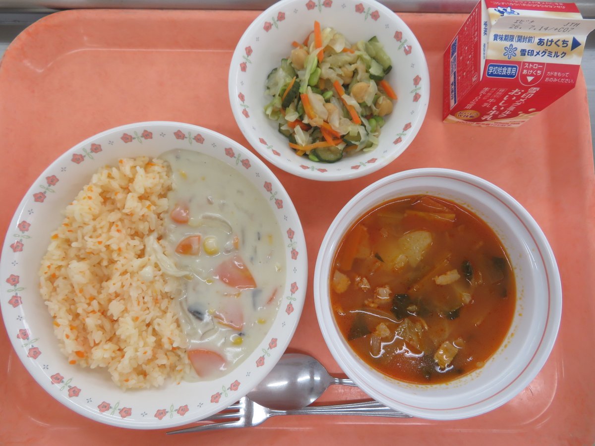 denenchofusses's tweet photo. 7月1日(水)今日の給食です。 
・キャロットライスのクリームソースがけ
・ひよこまめのサラダ 
・ミネストローネ
・牛乳 https://t.co/OGPHBV3G4i