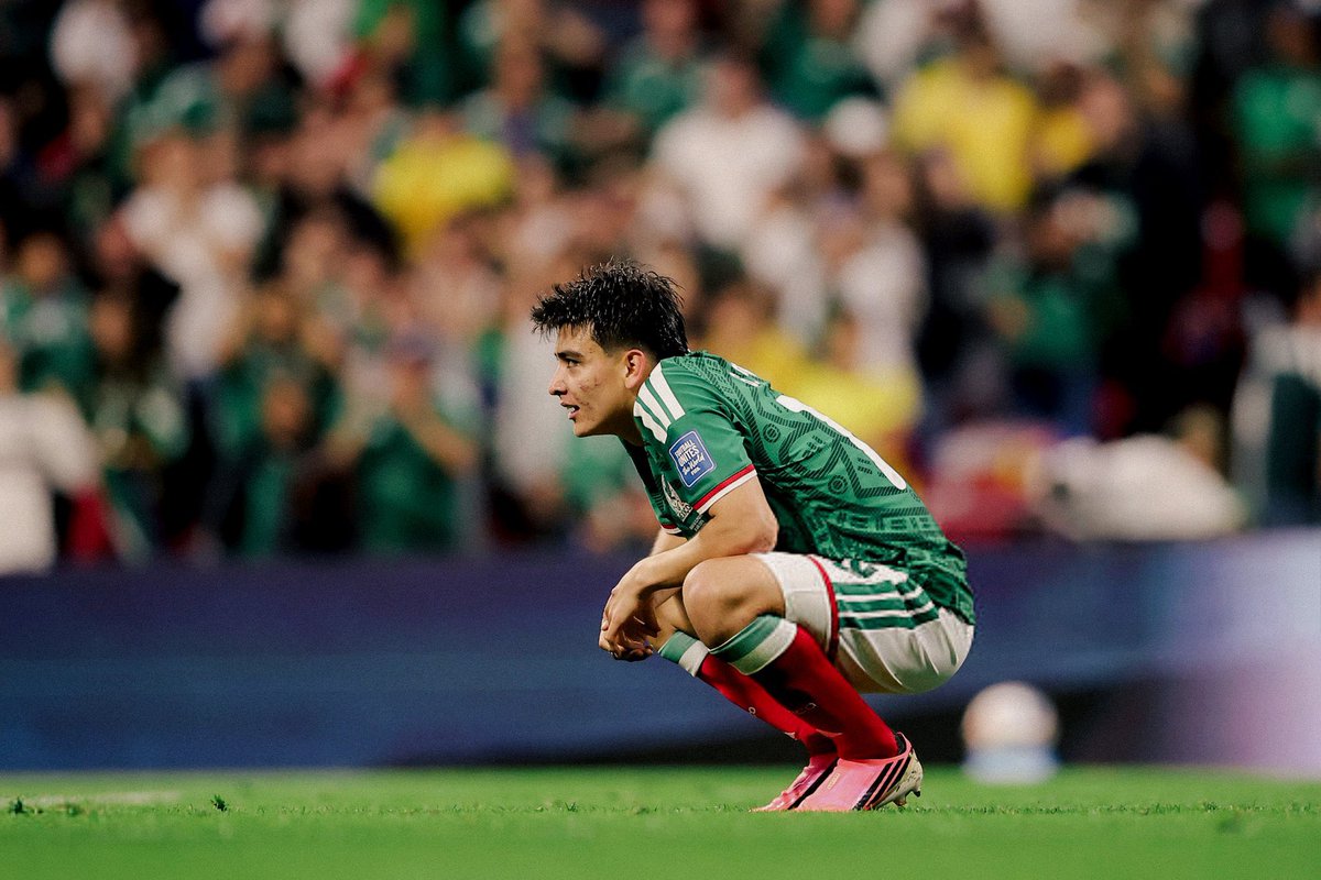 FaktaSepakbola's tweet photo. 🇲🇽💫 Meksiko benar-benar harus menjaga Gilberto Mora sebaik mungkin. Di usia 17 tahun, talenta seperti ini datang sekali dalam satu generasi.

Pada usia 17 tahun 259 hari, Mora menjadi pemain termuda kedua yang pernah menjadi starter di laga knockout Piala Dunia, hanya kalah dari Pelé pada 1958.

El Tri punya permata, bukan hanya untuk masa depan, tapi juga untuk saat ini. 🇲🇽⭐️

#FIFAWorldCup