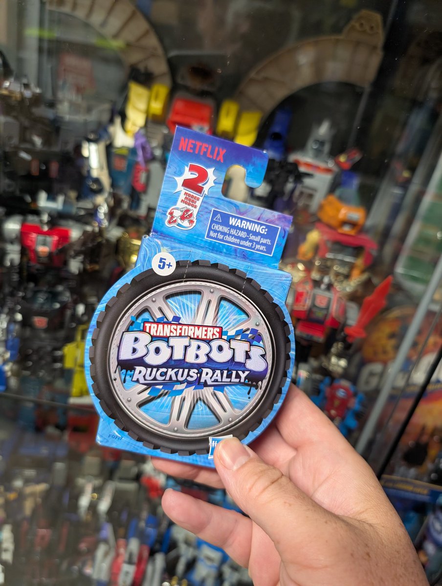 TheSwishPop's tweet photo. Can't beat $2 for these at the Dollar store!
#transformers #botbots https://t.co/UZur82ffcj