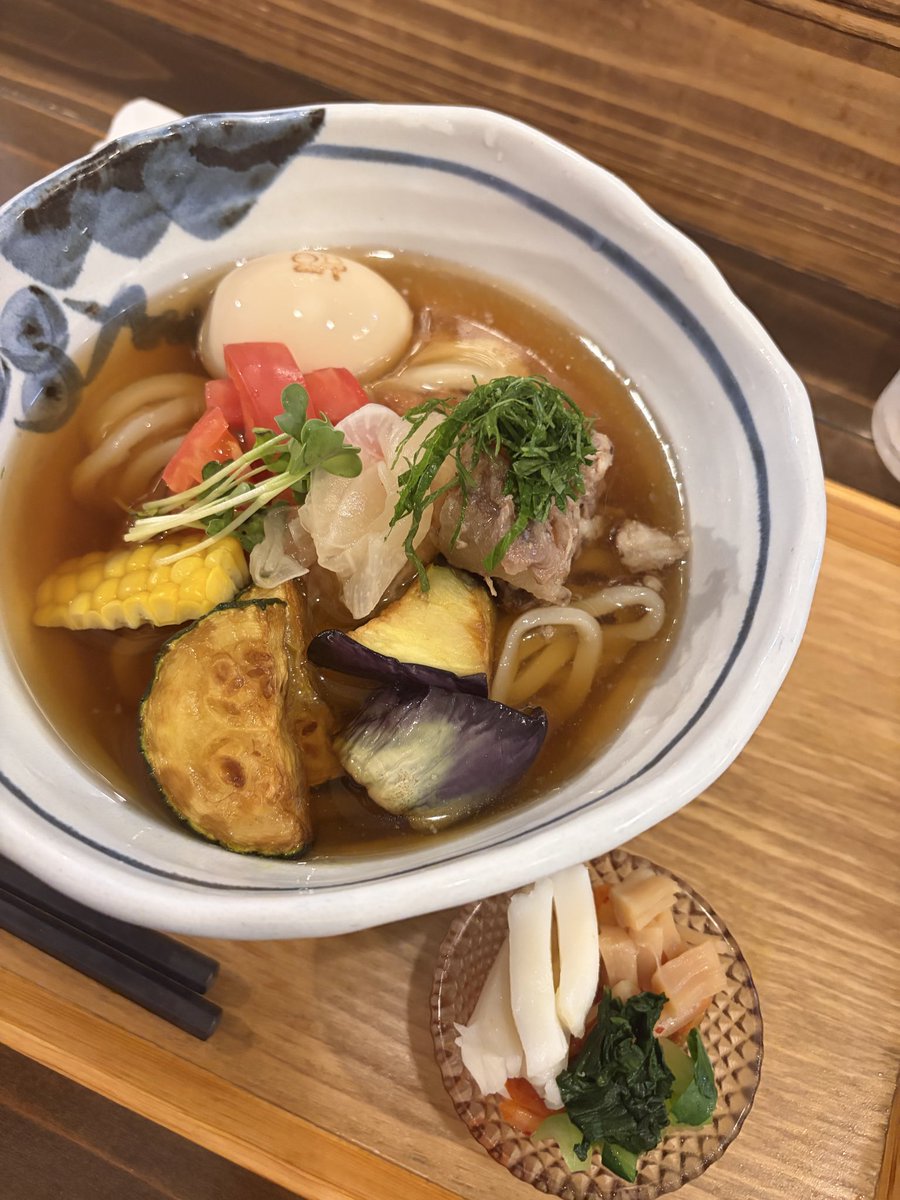 NORINCO's tweet photo. 東奔西走さんへ！忙しいので外に出れるのは幸せなわけで。冷麺風おうどんです。色鮮やかな夏野菜たっぷり。ジメジメしたこの季節に冷たいうどんは良いですね。
トッピングのキムチとかで味変できるのも嬉しい。今日から早いもので7月。今年も暑くなるんでしょうかね。 https://t.co/kwDn6M0fJw